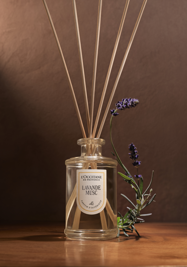 Het interieurparfum om een geurende sfeer te creëren